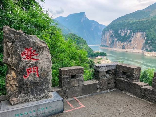 白帝城景区 这里的旅游团也挺多,大部分是坐船游 三峡 的游客,从船上