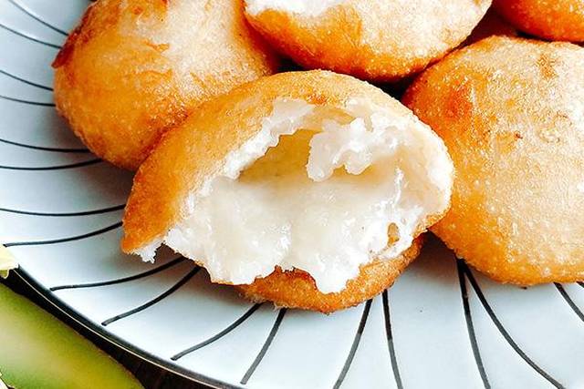 炸糖糕不麻烦,一烫一拌,不破不漏,圆鼓鼓,凉了也