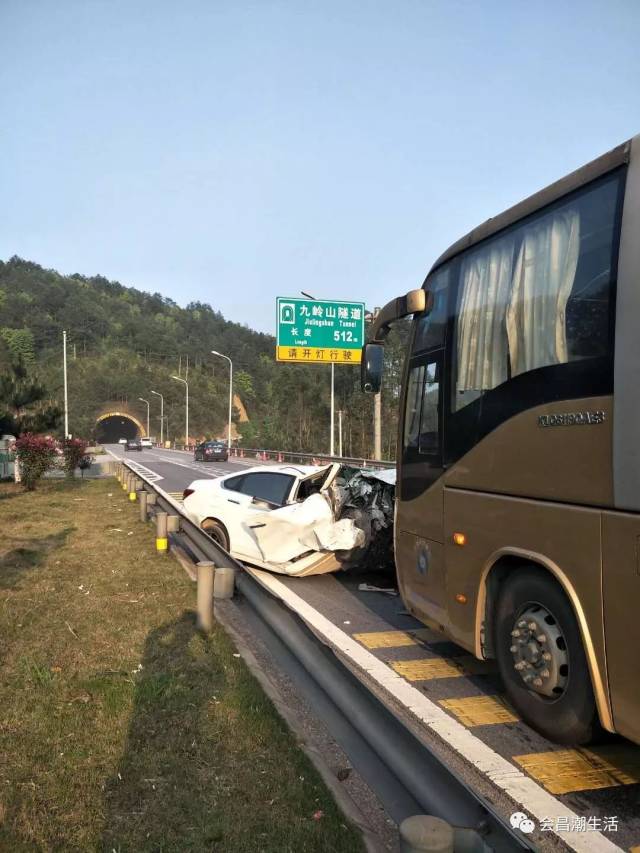 厦蓉高速会昌白鹅九岭路段发生一起车祸 行车记录仪拍