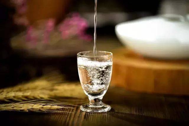 举起酒杯是世界,放下酒杯是红尘._手机搜狐网