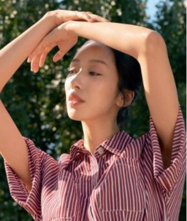 导演麦子,此前最广为人知的身份,是著名演员黄觉的太太.
