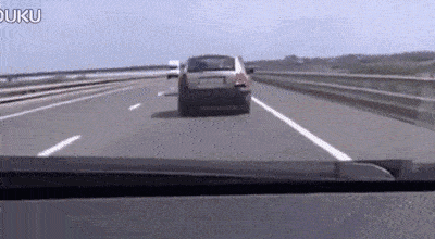 如果发生了紧急情况需要在高速应急车道上临时停车,一定要确保车辆