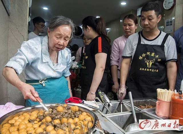 再见,巷里的阿婆牛杂!路边摆摊30年,如今谢幕在即,但好消息是