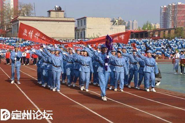 4月10日,启明中学的运动员们踏着和煦的春风,沐浴着清晨的阳光来到