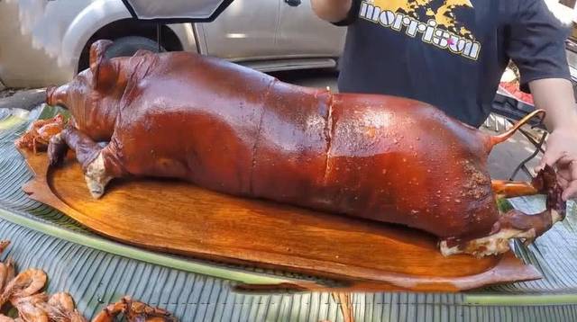 小伙花900元买一只烤乳猪,都说买亏了,但切开