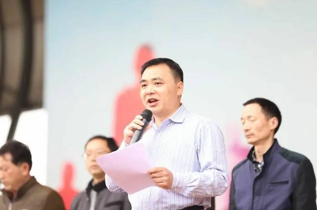 校园操场上隆重举行高考65天冲刺誓师大会,学校党总支书记,校长邹义强