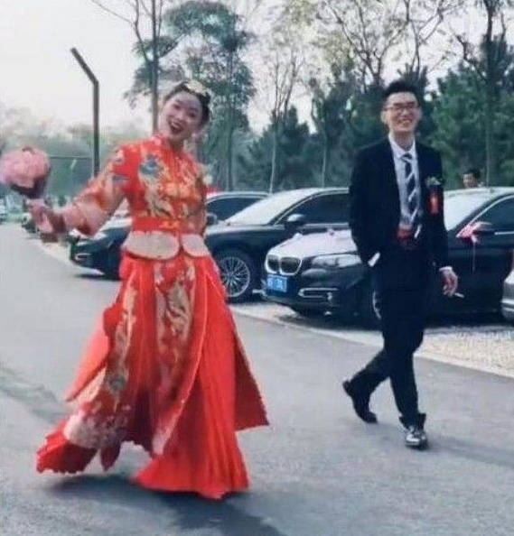 甜美的婚礼现场新娘却六亲不认