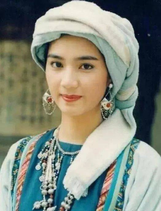1990年,《咏春》里面的"豆腐西施"万艳娘; 洪欣的好身材并不常高调