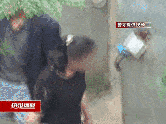 深夜,梧州一居民房内1女1男交易现场被抓.