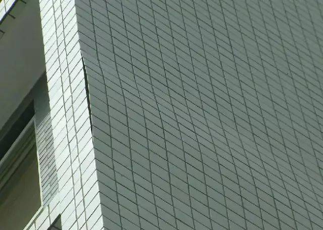 外墙外保温工程不宜采用粘贴饰面砖做饰面层;当采用时,其安全性与