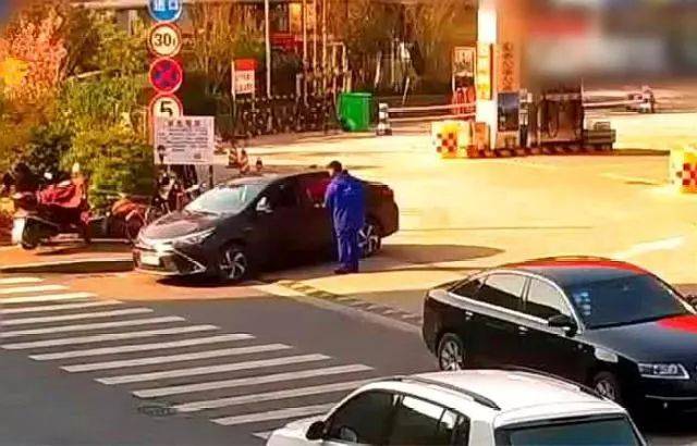 男子加油站坚持吸烟被灭火器喷头,网友:干得漂亮!