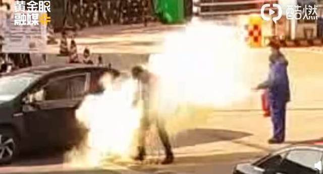 男子加油站坚持吸烟被灭火器喷头,网友:干得漂亮!