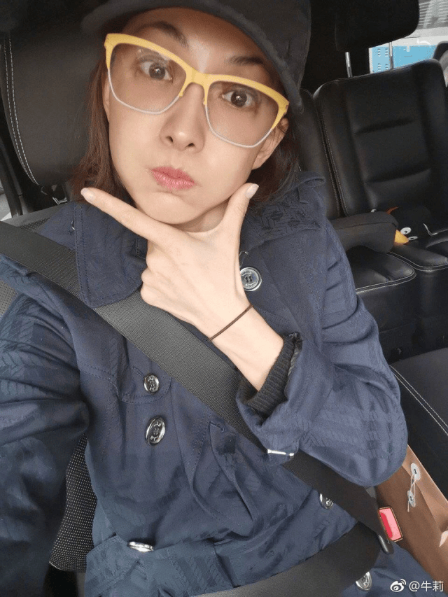 46岁牛莉素颜近照曝光!古灵精怪似少女丝毫看不出岁月