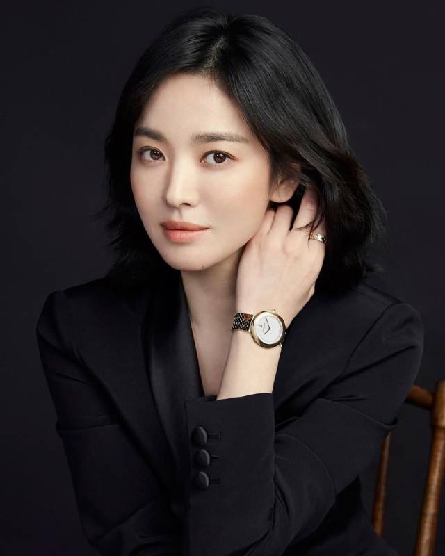 之前宋慧乔的发型是一款中长发,尤其是空气八字刘海,简直就是现在网红