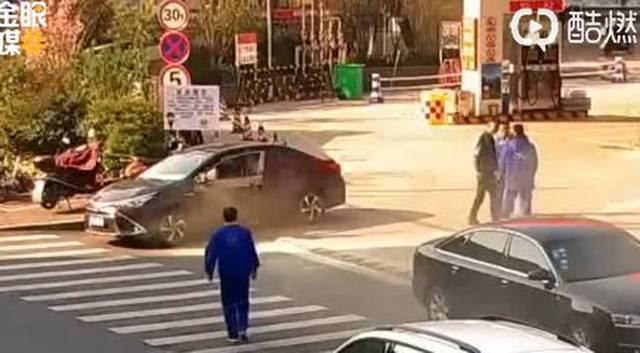 男子加油站坚持吸烟被灭火器喷头,网友:干得漂亮!