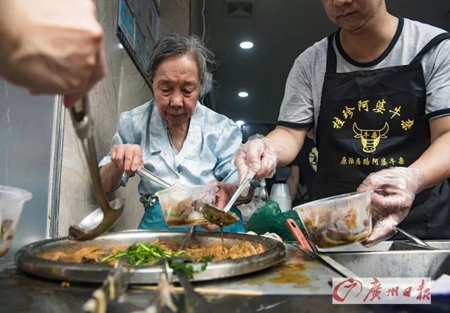 再见,巷里的阿婆牛杂!路边摆摊30年如今将谢幕,但好消息是