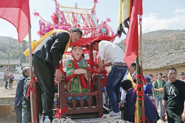 白族本主信仰具有悠久的历史,它是在古代原始宗教的基础上发展形成的.