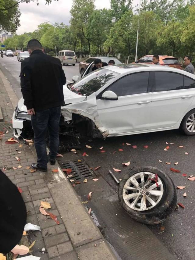 广元城区连发2起车祸!雨天路滑,谨慎驾驶