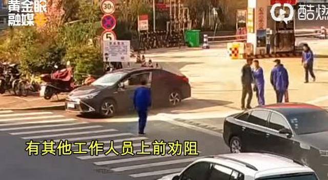 男子加油站坚持吸烟被灭火器喷头,网友:干得漂亮!