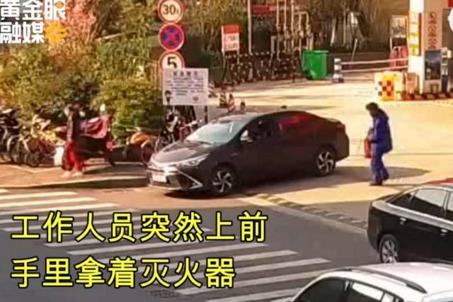 男子加油站坚持吸烟被灭火器喷头,网友:干得漂亮!