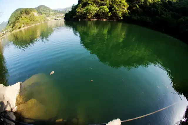 官山水库碧水蓝天 高速公路彩带飞舞