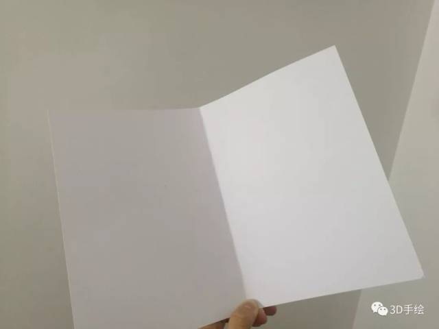 然后在折痕中间画一条线,颜色浅淡就行.