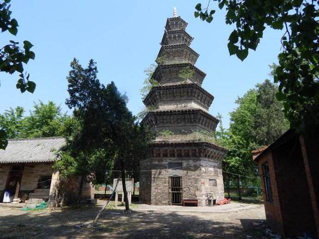 鄂城寺塔始建于隋朝(公元681年,是南阳最古老的塔,它