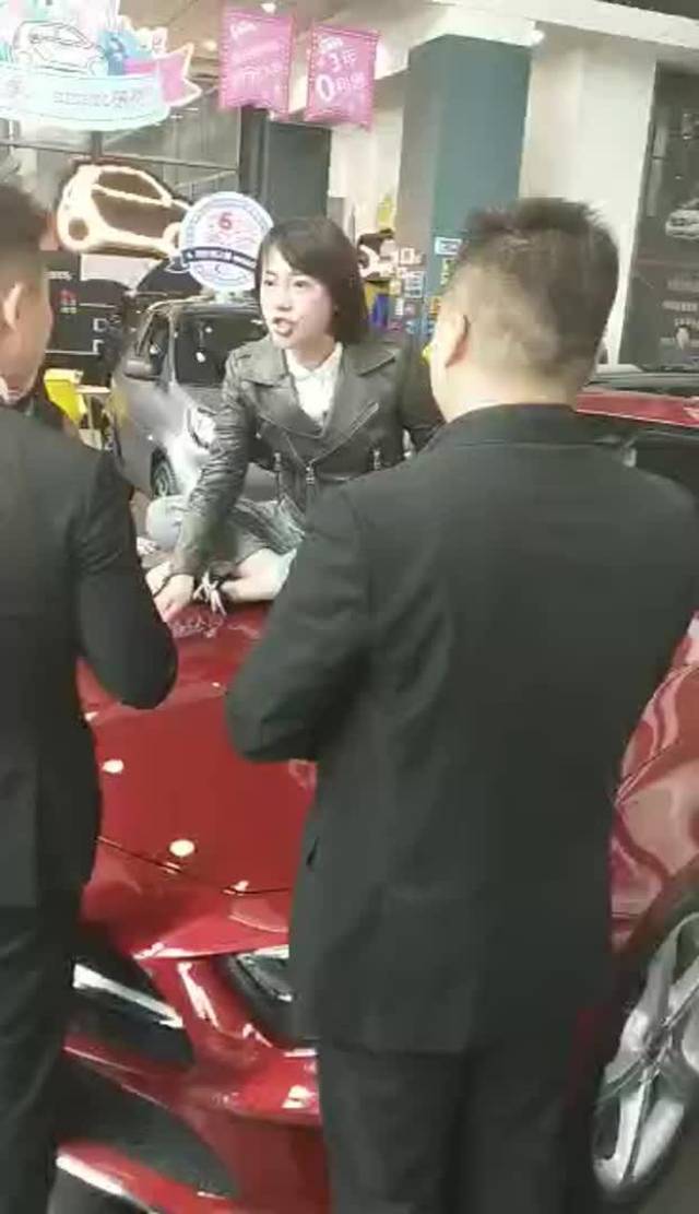 喜提奔驰还没出店发动机漏油了 女车主哭诉:脸不要了也要讨说法