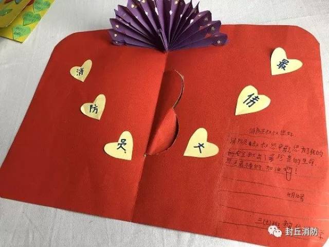 走进封丘县消防大队, 靠近火焰蓝, 将他们写满祝福的贺卡和礼品
