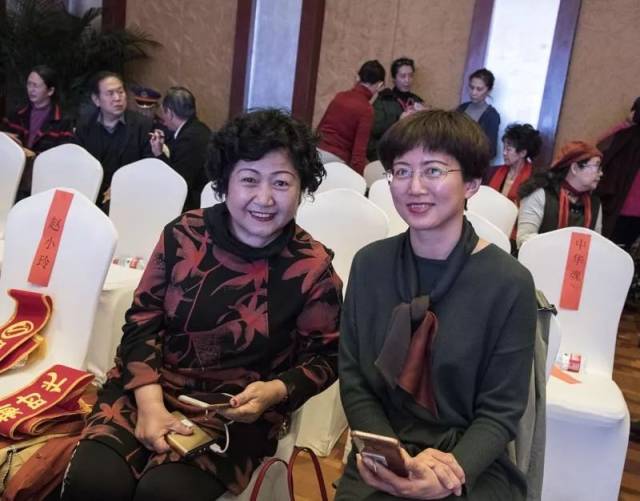 银河悦读文友(左起):东方寒梅,女检察官梅静(木青)