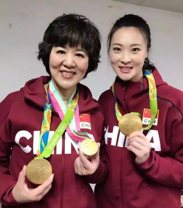 原创厉害,中国女排前队长现身高端座谈会,成功当选副主席,妥妥c位