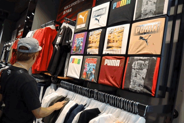 fila,puma,vans,nike,adidas.这些休闲品牌,他每家都要逛一下.