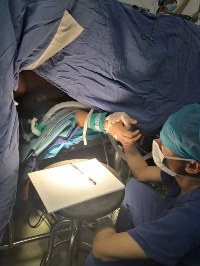 惊悚!医生正为他脑子开刀,突然,他背起了古诗"床前明月光."