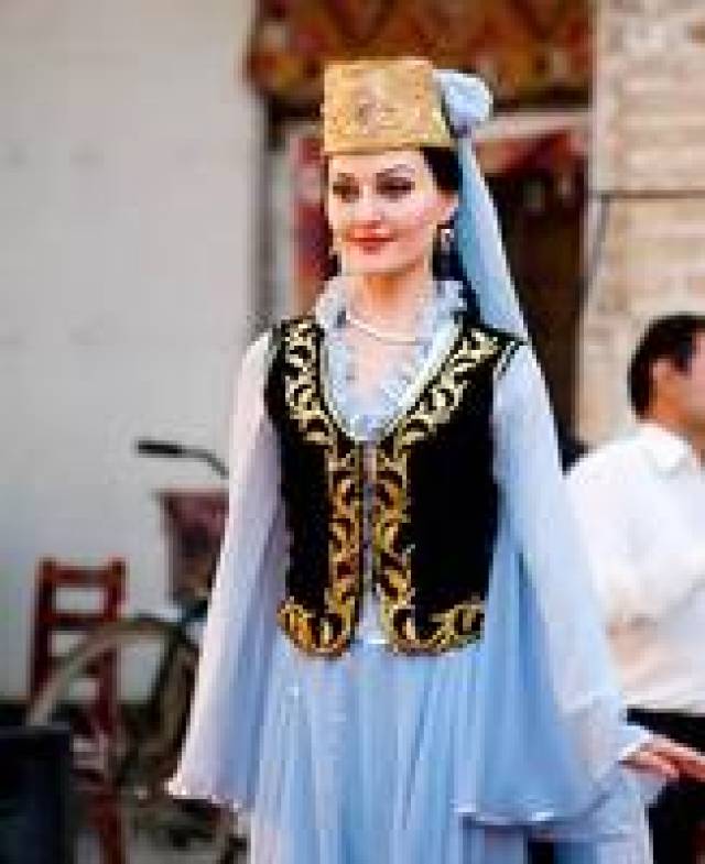 8.罗马尼亚传统妇女服饰包括长衬衫,马甲和腰带.