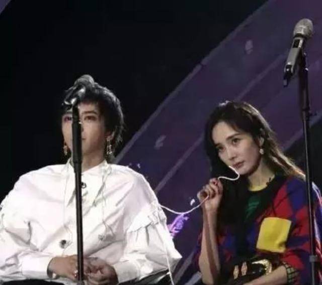 杨幂唱《爱的供养》跳钢管舞,都比不上邓伦叫