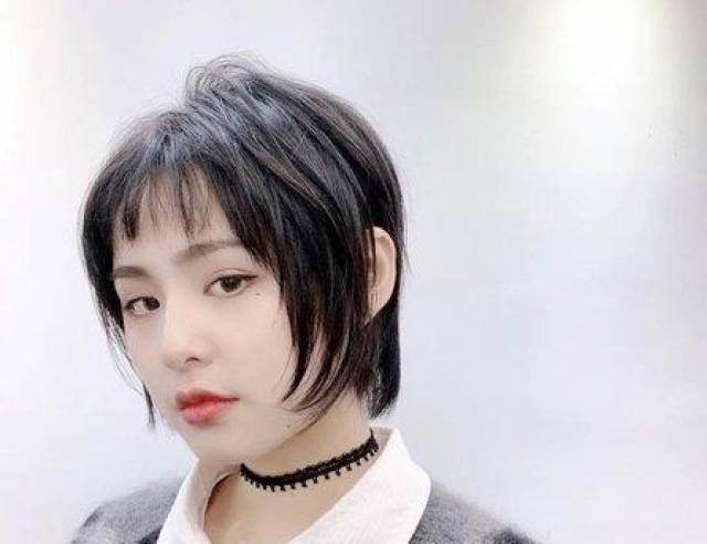 发量偏少的女性很适合做烫发的,尤其是这种层次感的烫发,看这款中分