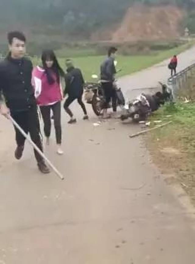 多名后生仔持大砍刀伤人砸车,还拉走一名少女,只为了