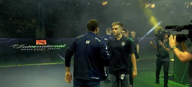 “最终之战”人类完败!DOTA2 AI 2:0吊打世界冠军,“人类再打50