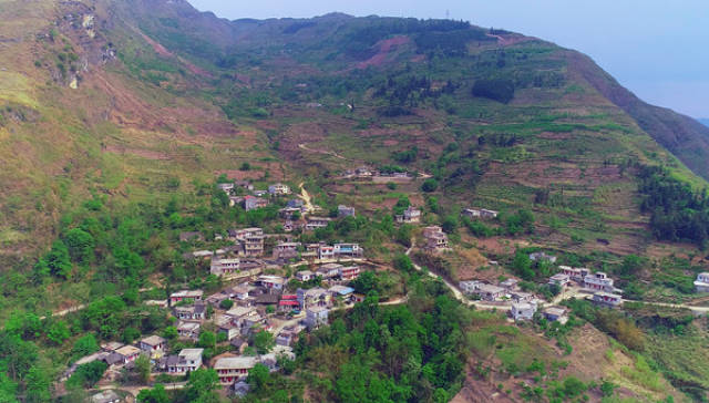 航拍兴合村 晴隆县沙子镇兴合村地处偏远山区,这里山高谷深,道路崎岖