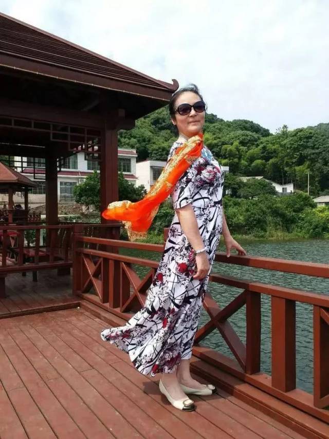 中国大妈旅游拍照,标准动作合辑—炫翻天!