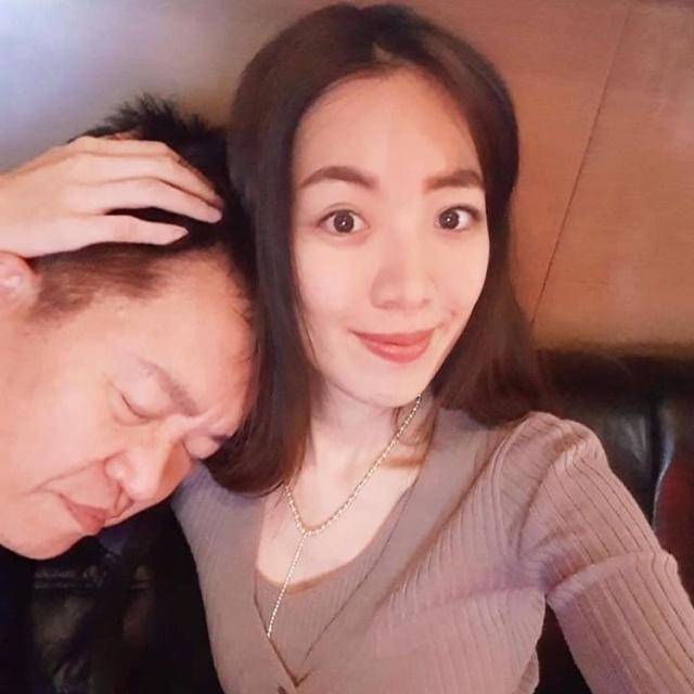 林志隆与前妻戈伟如育有一子,仅比刘伊心小9岁.