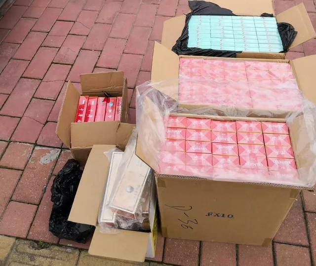 车尾箱,后排座位 堆满4个大箱子 拆开先都是各种名牌香烟 有中华,玉溪