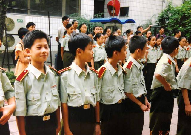杨洋晒就读于军艺期间的童年照,穿着军装,抿嘴偷笑,稚气未脱