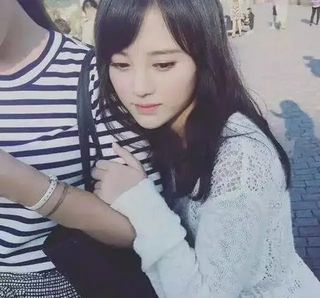 搞笑gif图:一个表情,女神变成女神经