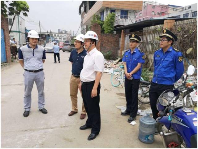 行动期间,钟文辉还实地检查了周边区域环境和工厂安全生产情况,要求