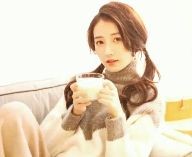 KPL琪琪为解说比赛当众穿上短裙,当看到腿部