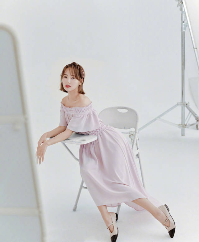 女演员张嘉倪性感甜美时尚写真