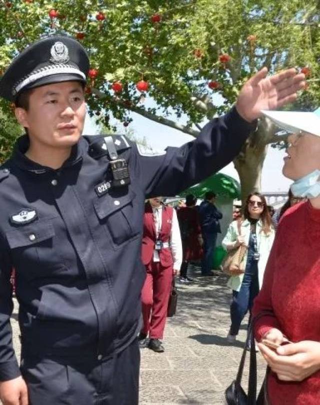 牡丹文化节,洛阳警察抓小偷,背病患为游客提供方便,护航花会