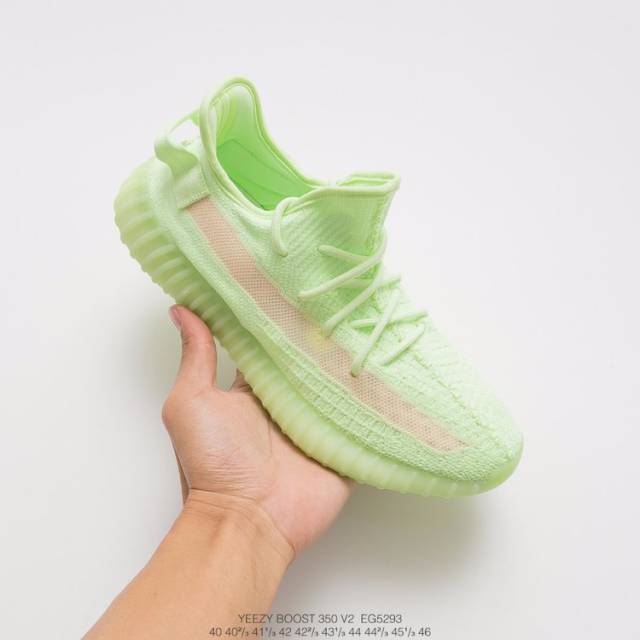 椰子350 v2"荧光绿"搭载清新的颜色