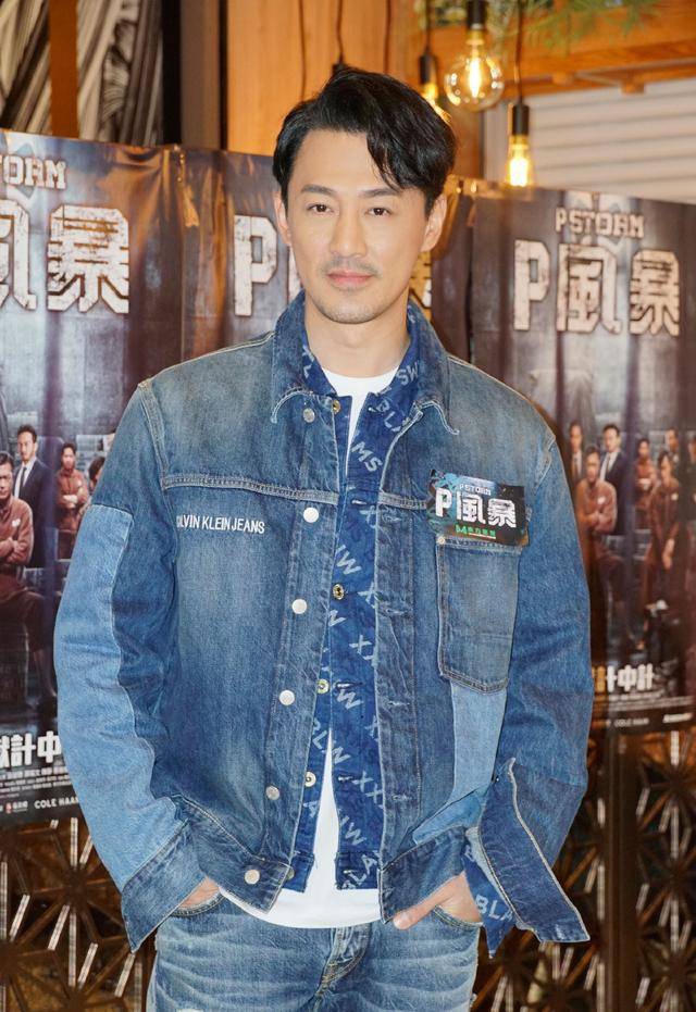 《反贪风暴4》庆功宴,林峯休闲牛仔装扮现身,蓄起小胡子显魅力